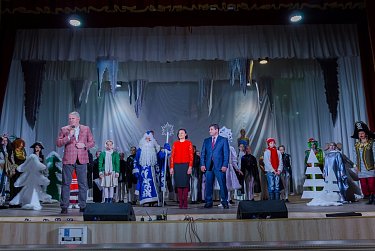 Подарки, новогодний спектакль, Дед Мороз и Снегурочка…